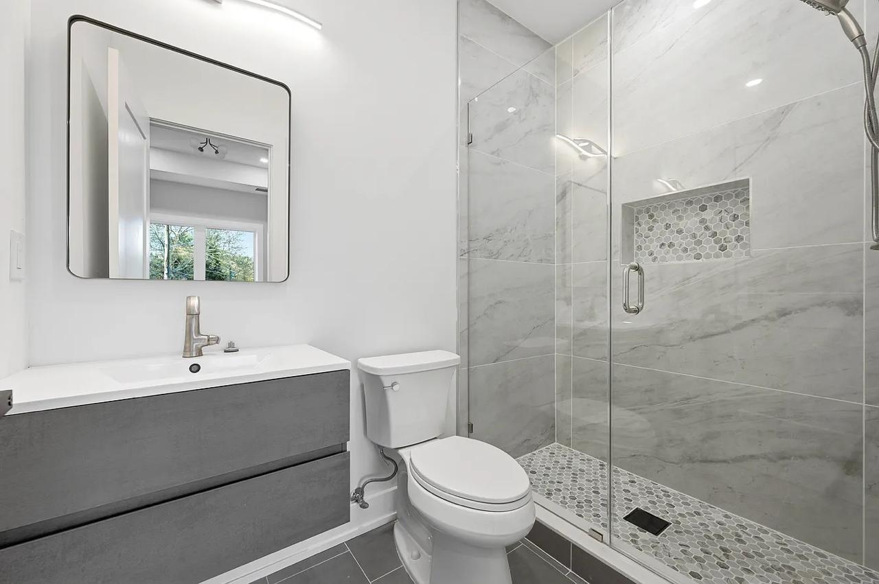 11 Elmwood CT Livingston NJ bathroom photo 4